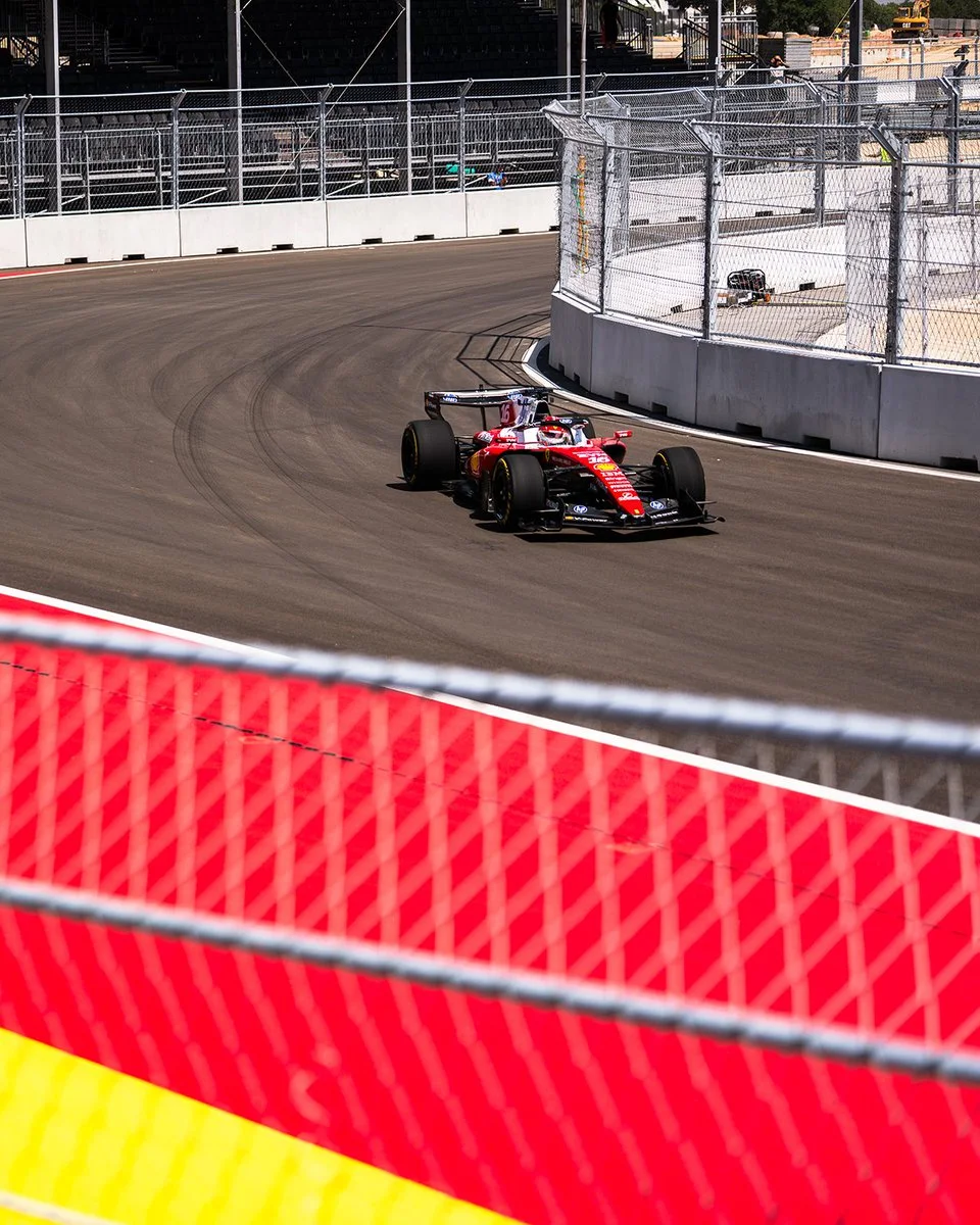 La Ferrari SF-26 in pista durante la stagione 2026