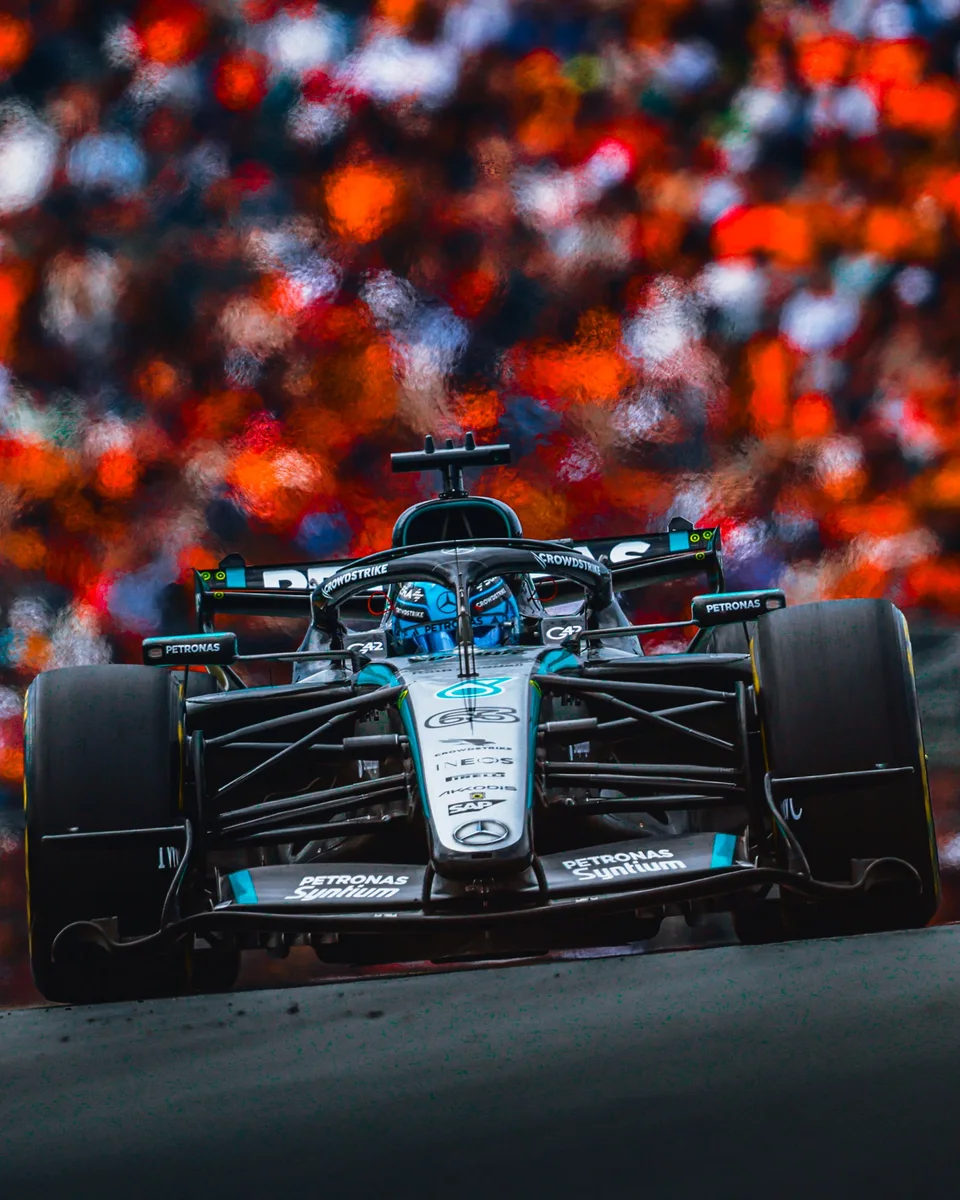 George Russell sulla Mercedes numero 63 durante la Sprint del Gran Premio d'Olanda 2026 a Zandvoort