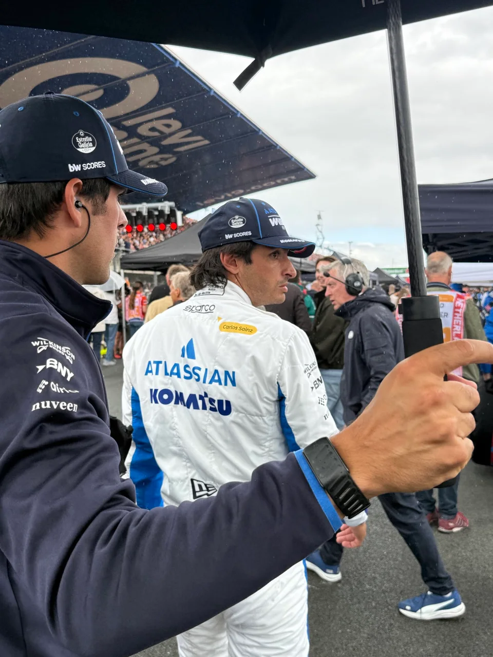 Carlos Sainz nel paddock di Zandvoort con i colori Williams durante il Gran Premio d'Olanda 2026.