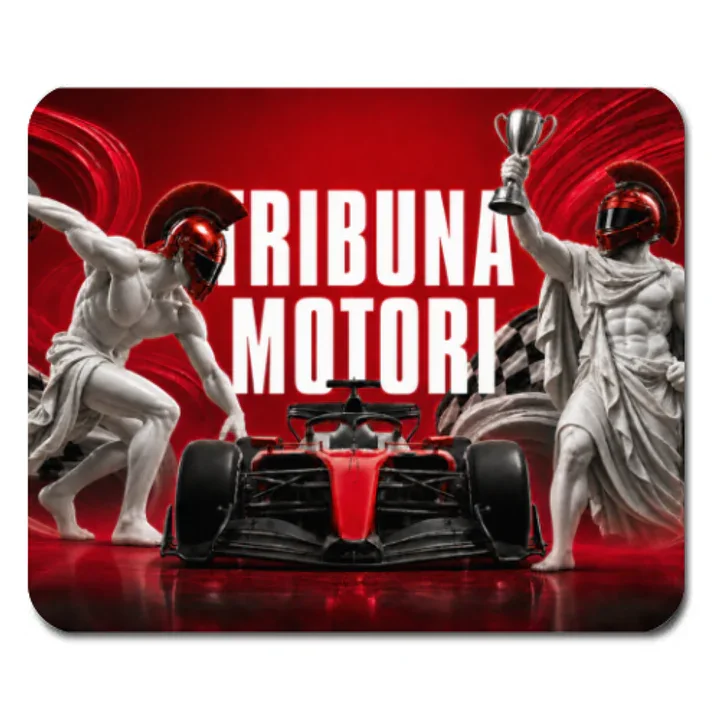 Mouse pad Tribuna Motori Eroi con arena rossa, monoposto e statue da corsa.