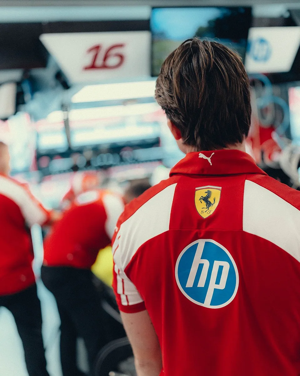Un membro della Scuderia Ferrari nel paddock durante il Gran Premio d'Olanda 2026