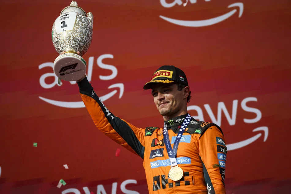 Lando Norris sul podio del Gran Premio d'Ungheria 2026 con il trofeo