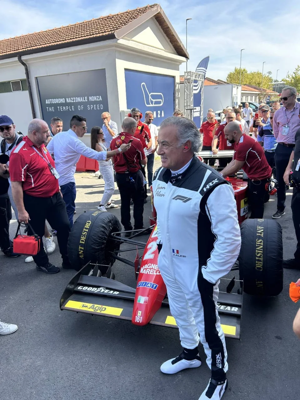 Jean Alesi nel paddock di Monza davanti a una Ferrari storica