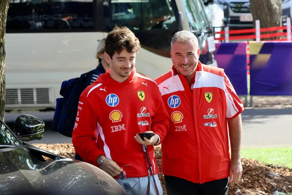 Charles Leclerc nel paddock con la divisa Ferrari durante il Gran Premio d'Australia 2026