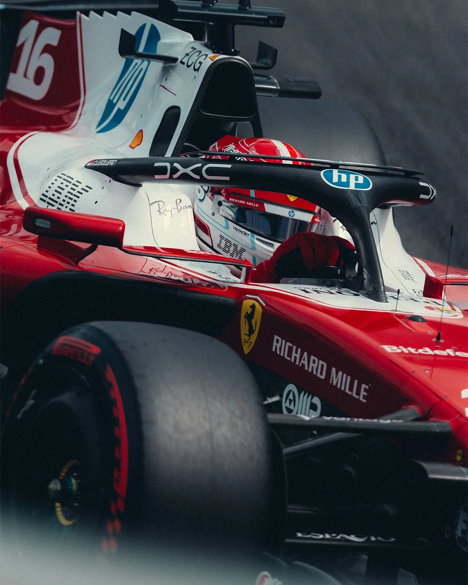 Charles Leclerc sulla Ferrari SF-26 in pista a Zandvoort nel 2026