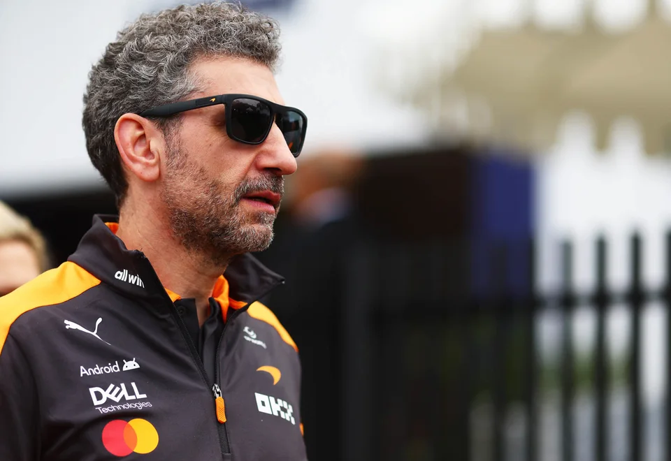 Andrea Stella nel paddock con l'abbigliamento McLaren durante la stagione 2026