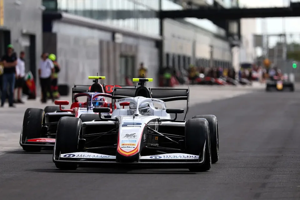 Le monoposto di Formula 3 percorrono la pit lane del Madring durante il test del 2026