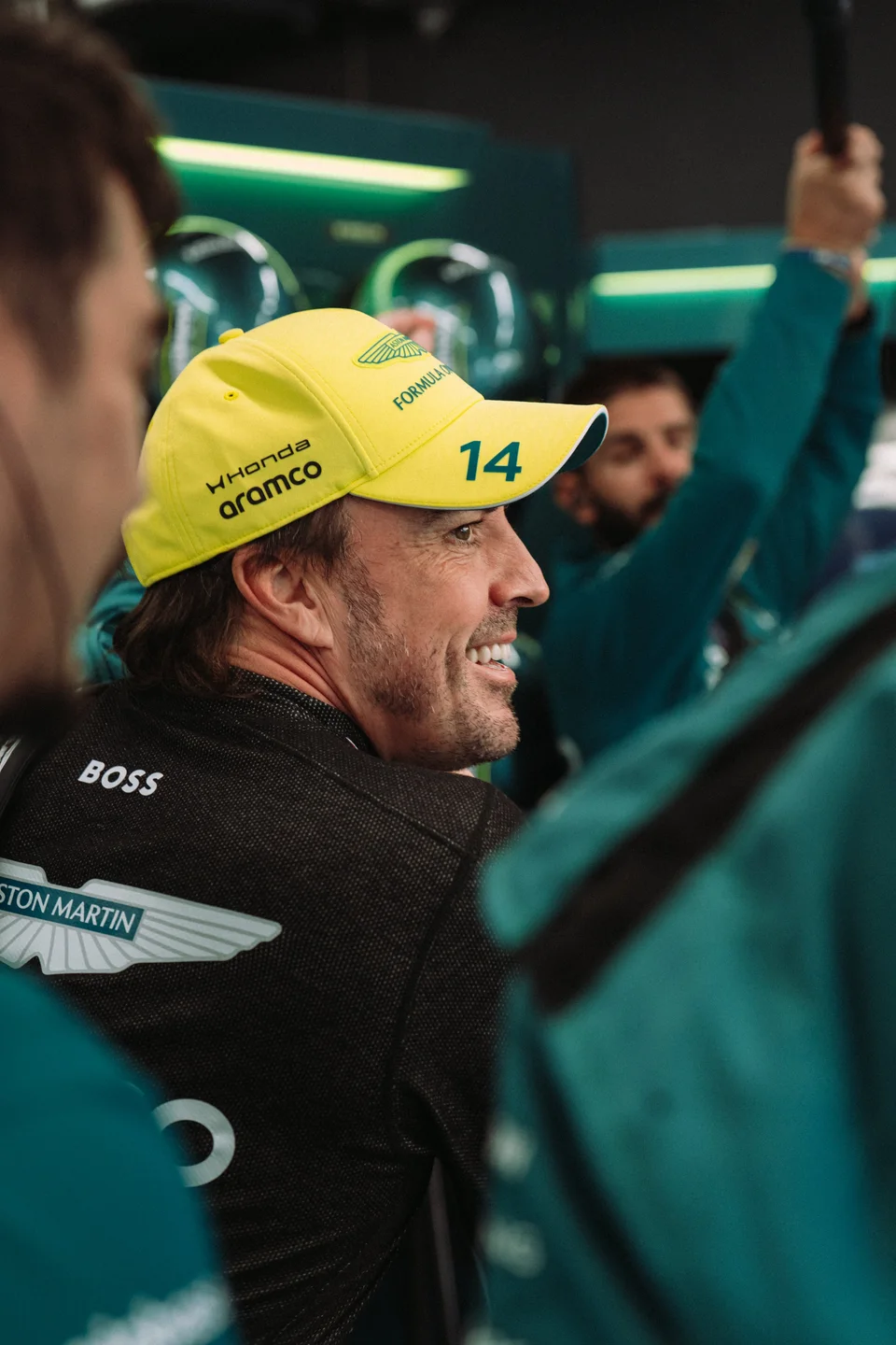 Fernando Alonso nel box Aston Martin durante il Gran Premio d'Olanda 2026