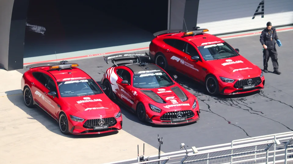Safety Car e Medical Car nel paddock del Gran Premio di Cina 2026 a Shanghai