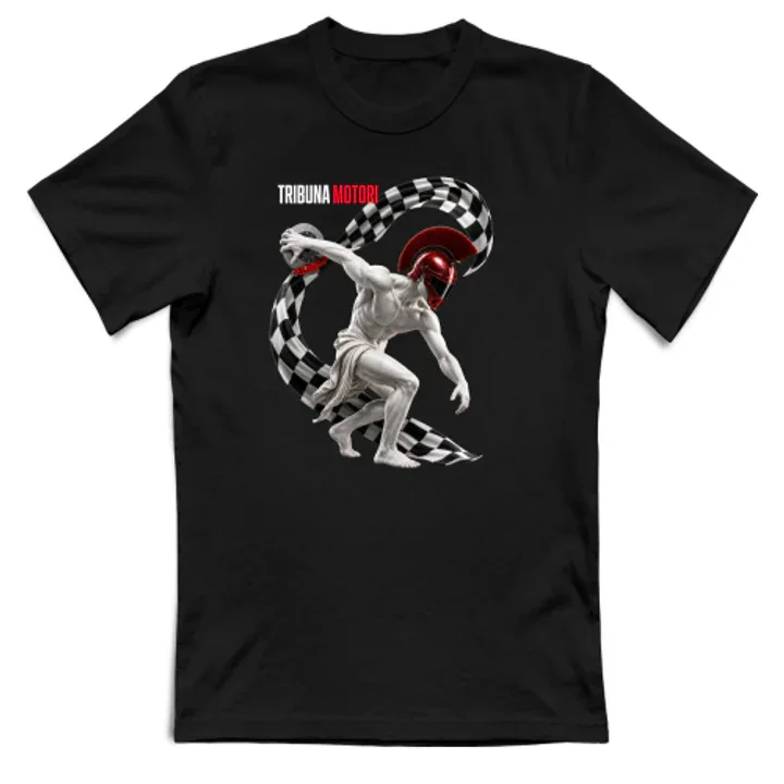 T-shirt nera Staccata Perfetta con discobolo, casco rosso e bandiera a scacchi.