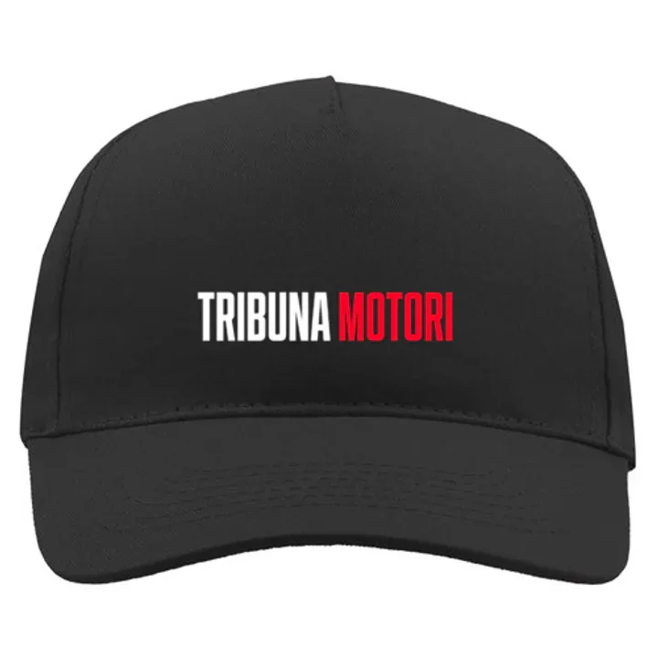 Cappellino nero con scritta Tribuna Motori bianca e rossa.