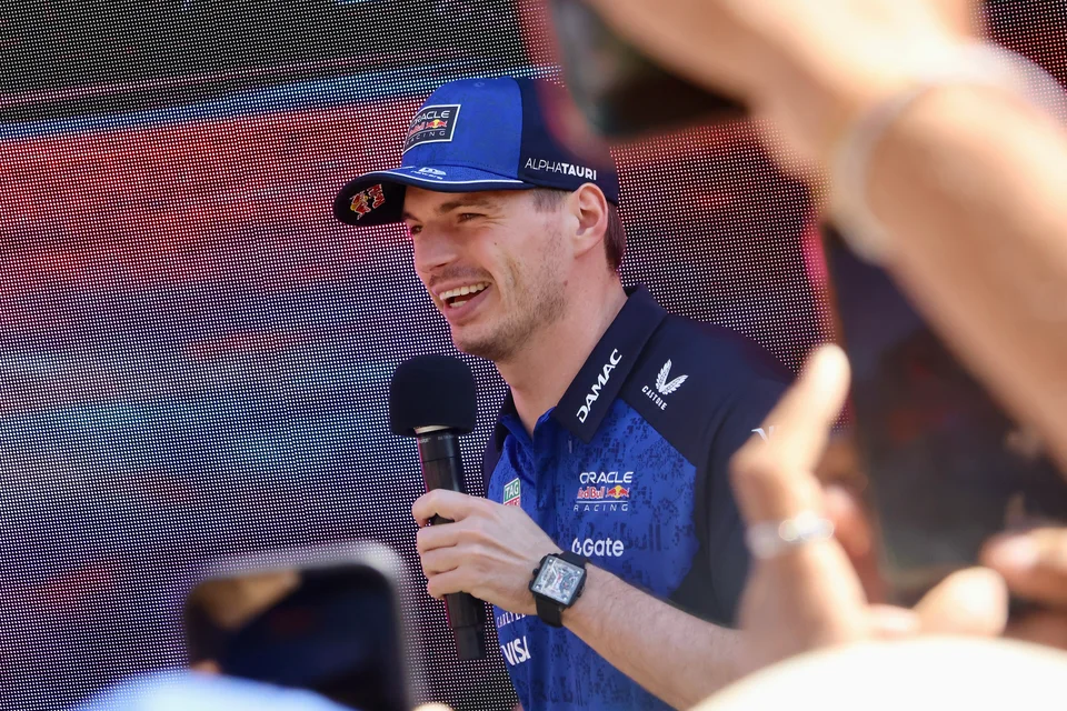 Max Verstappen intervistato durante un evento Red Bull a Melbourne nel 2026