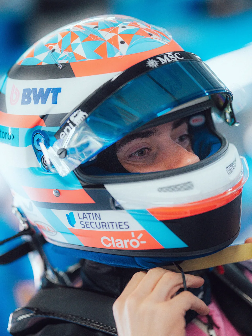 Franco Colapinto si prepara nel box Alpine durante il weekend del Gran Premio d'Olanda 2026