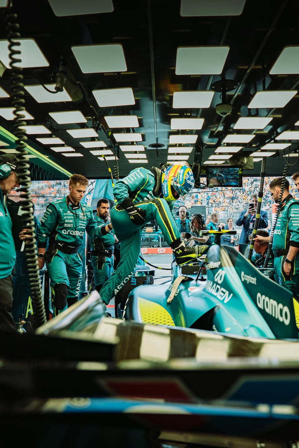 Fernando Alonso nel box Aston Martin durante il Gran Premio d'Olanda 2026.