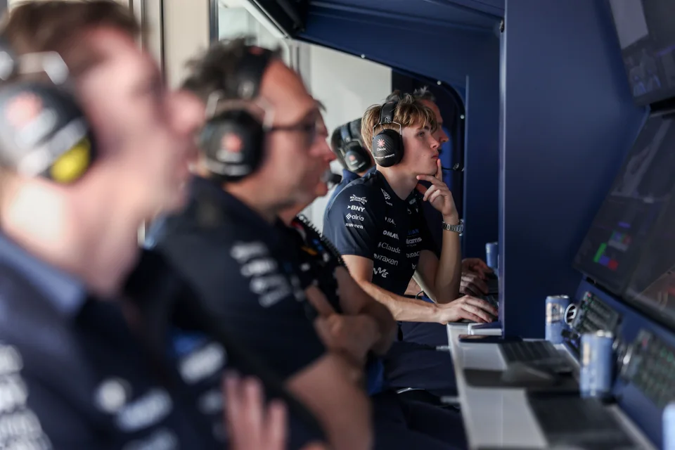 Luke Browning segue il lavoro del team Williams al muretto durante il Gran Premio di Monaco 2026