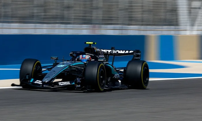 La Mercedes W17 durante i test prestagionali in Bahrain nel 2026