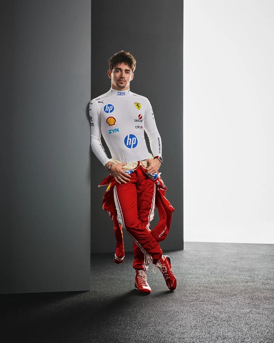 Charles Leclerc con la tuta Ferrari 2026 in un ritratto ufficiale a figura intera