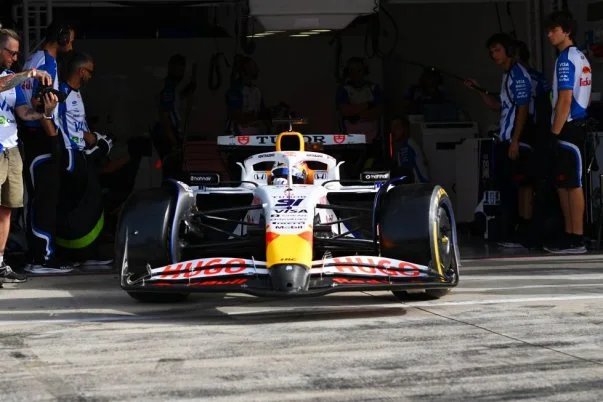 La Racing Bulls VCARB 02 guidata da Nikola Tsolov esce dal box durante il test di Imola del 27 agosto 2026.
