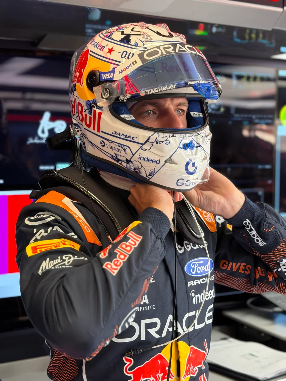 Max Verstappen indossa il casco nel box Red Bull durante il Gran Premio d'Olanda 2026