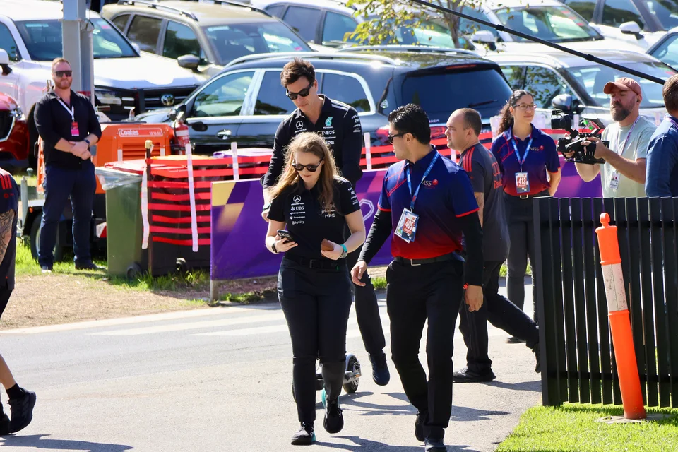 Toto Wolff cammina nel paddock durante il Gran Premio d'Australia 2026