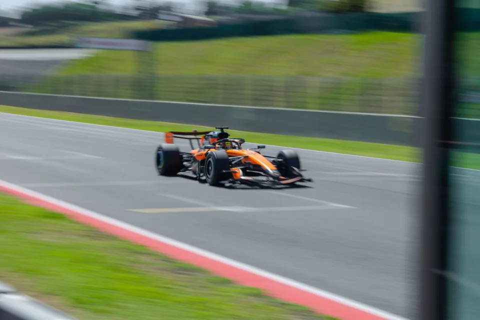 Oscar Piastri in pista con la McLaren MCL40 durante il test Pirelli 2027 al Mugello.