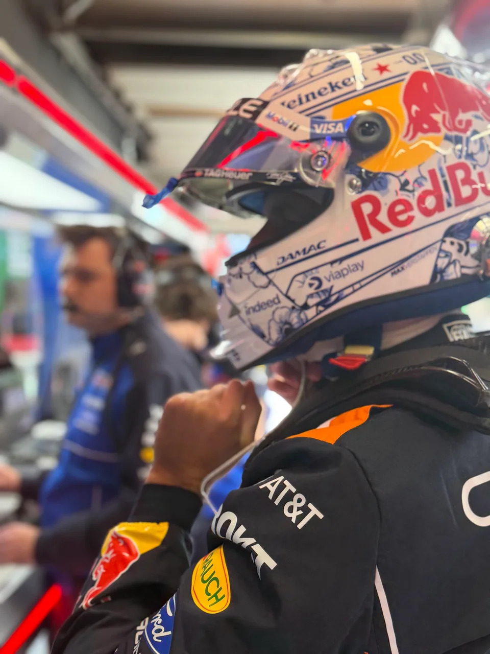 Liam Lawson nel garage Red Bull durante il Gran Premio d'Olanda 2026 a Zandvoort