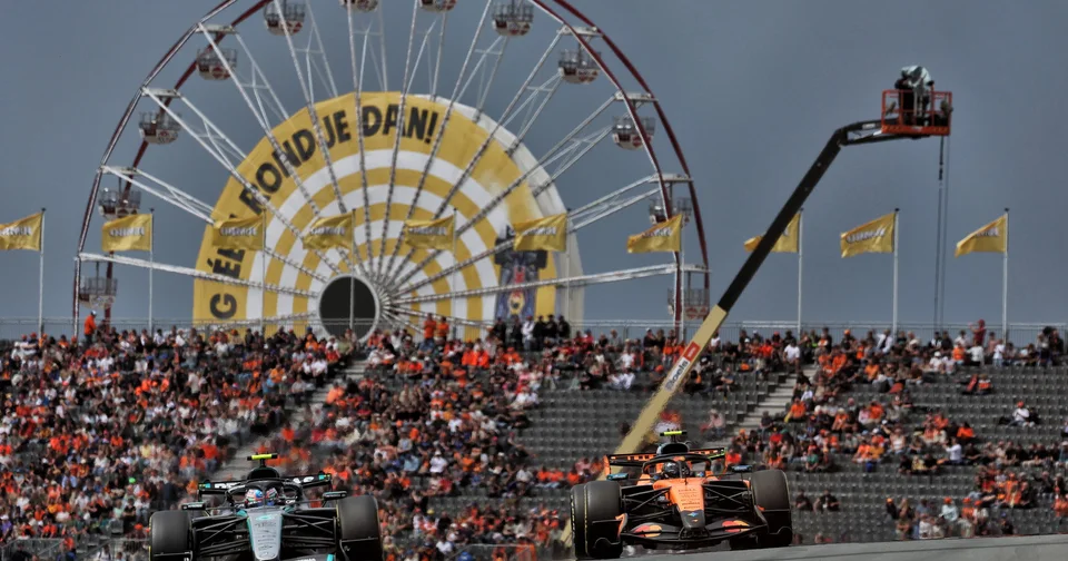 Kimi Antonelli con la Mercedes davanti alla McLaren di Lando Norris durante le FP1 del Gran Premio d'Olanda 2026