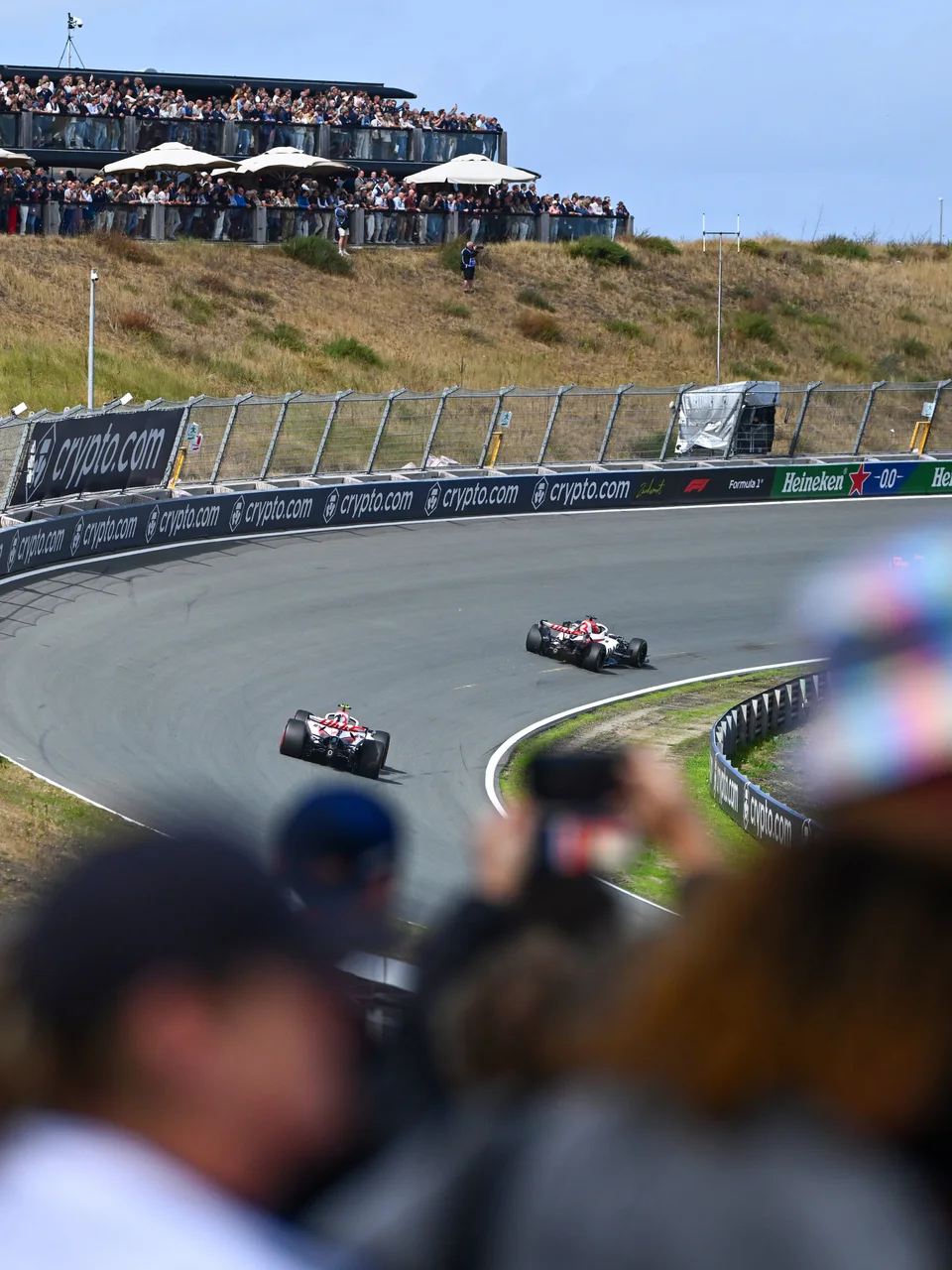 Le Haas VF-26 di Esteban Ocon e Oliver Bearman in pista durante il Gran Premio d'Olanda 2026