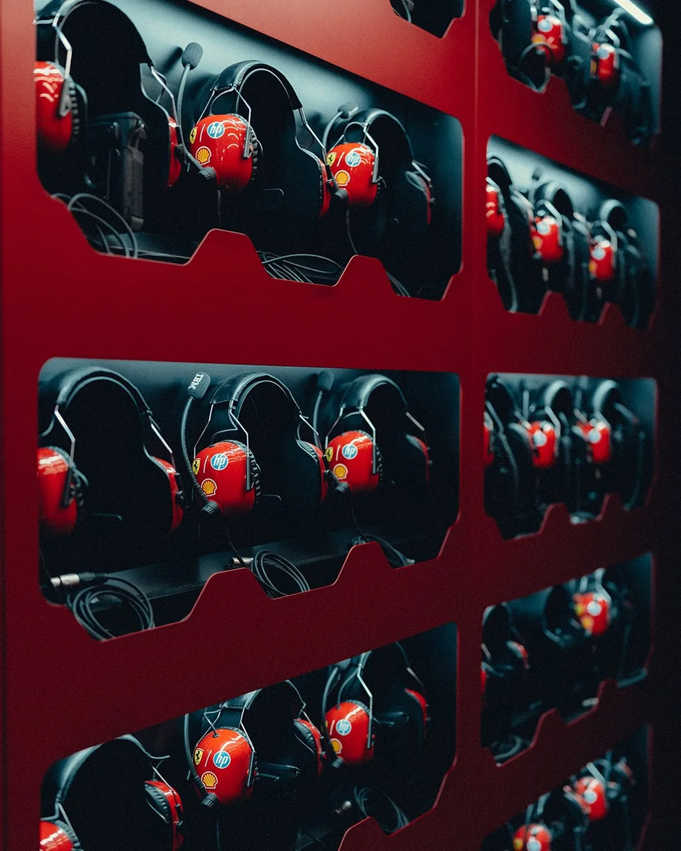 Dettaglio rosso e nero dell'attrezzatura della Scuderia Ferrari durante il Gran Premio d'Olanda 2026