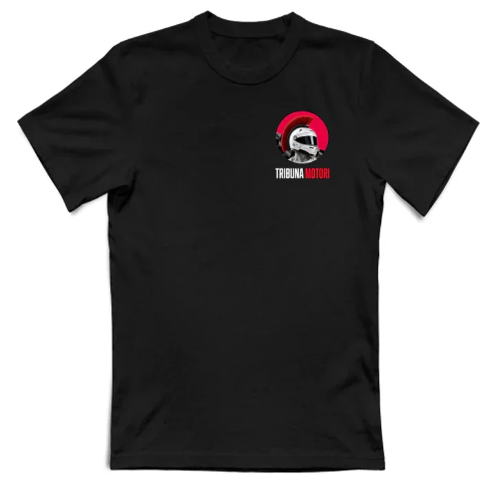 T-shirt nera Centurione Bianco con emblema Tribuna Motori sul petto.
