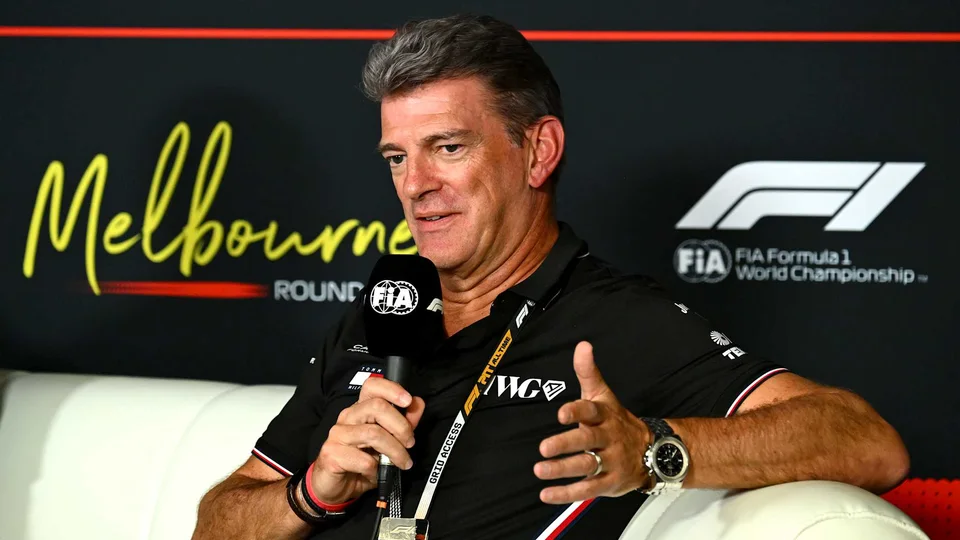 Graeme Lowdon parla durante il Gran Premio d'Australia 2026