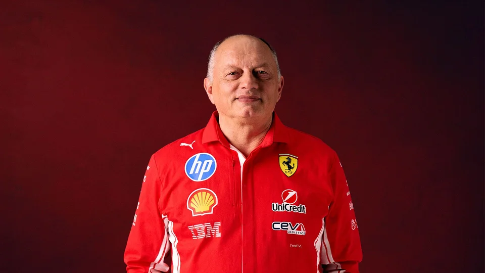 Frederic Vasseur con la divisa ufficiale Scuderia Ferrari HP 2026