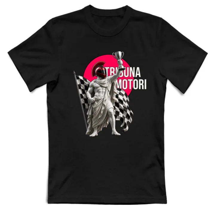 T-shirt nera Tribuna Motori Trionfo con statue, casco rosso e bandiere a scacchi.