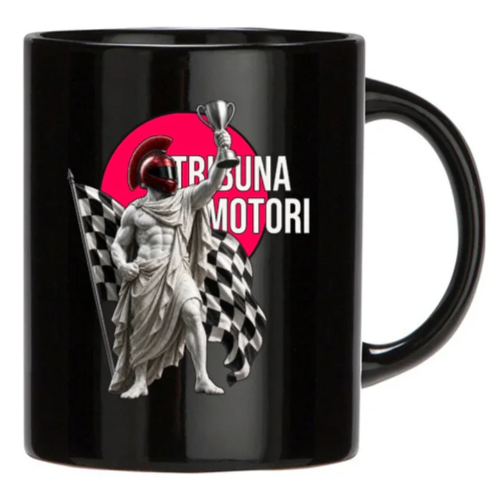 Tazza nera Tribuna Motori Race con statue, bandiera a scacchi e accenti rossi.
