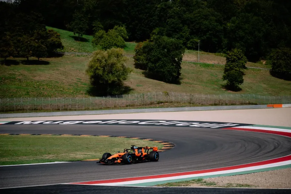 Una McLaren percorre il Mugello durante il test Pirelli dedicato alle gomme Formula 1 2027.