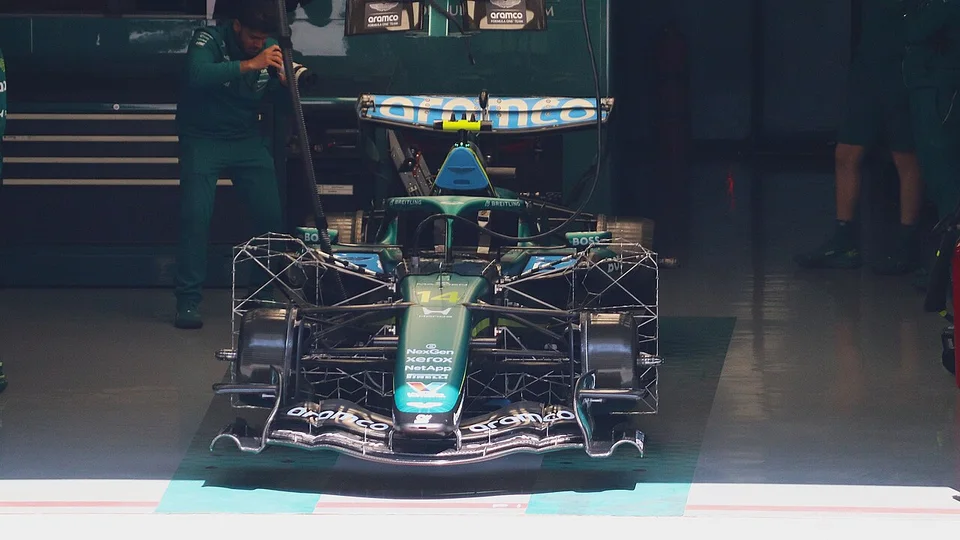 Aston Martin AMR26 in pista durante il Gran Premio di Cina 2026