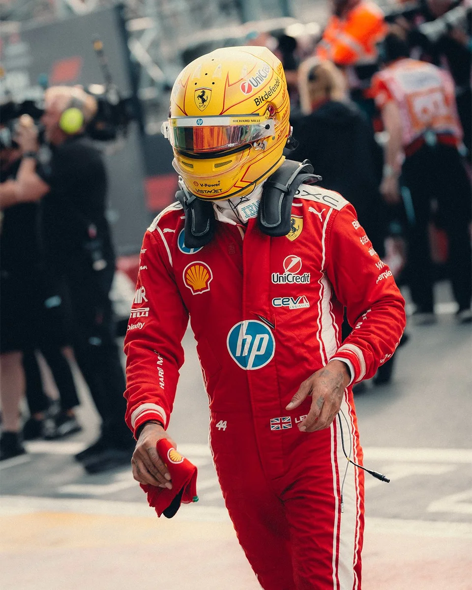 Charles Leclerc nel paddock Ferrari durante il Gran Premio d'Olanda 2026, in una fotografia contestuale precedente alla presentazione delle tute speciali per Monza.