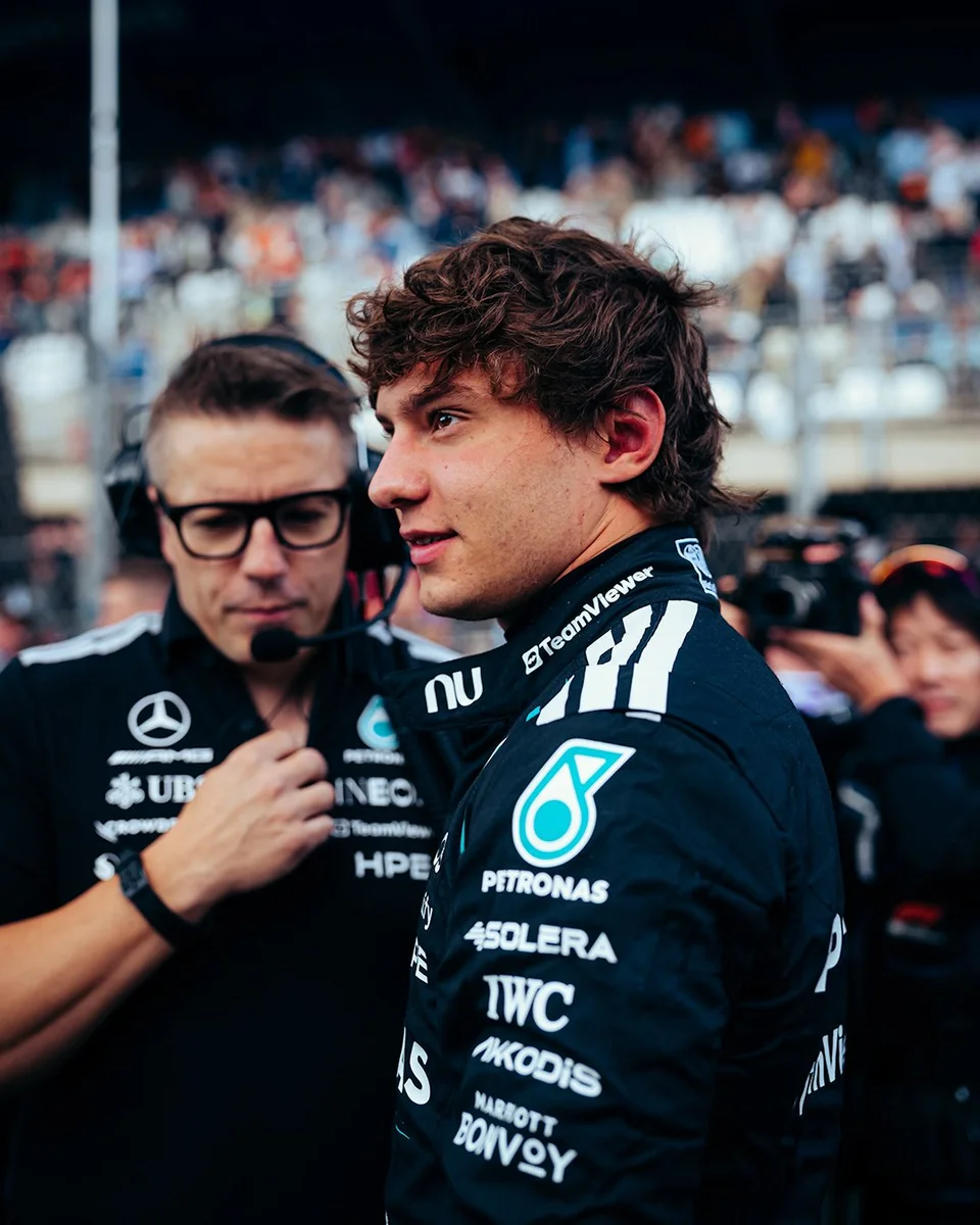 Andrea Kimi Antonelli nel paddock Mercedes durante il Gran Premio d'Olanda 2026 a Zandvoort