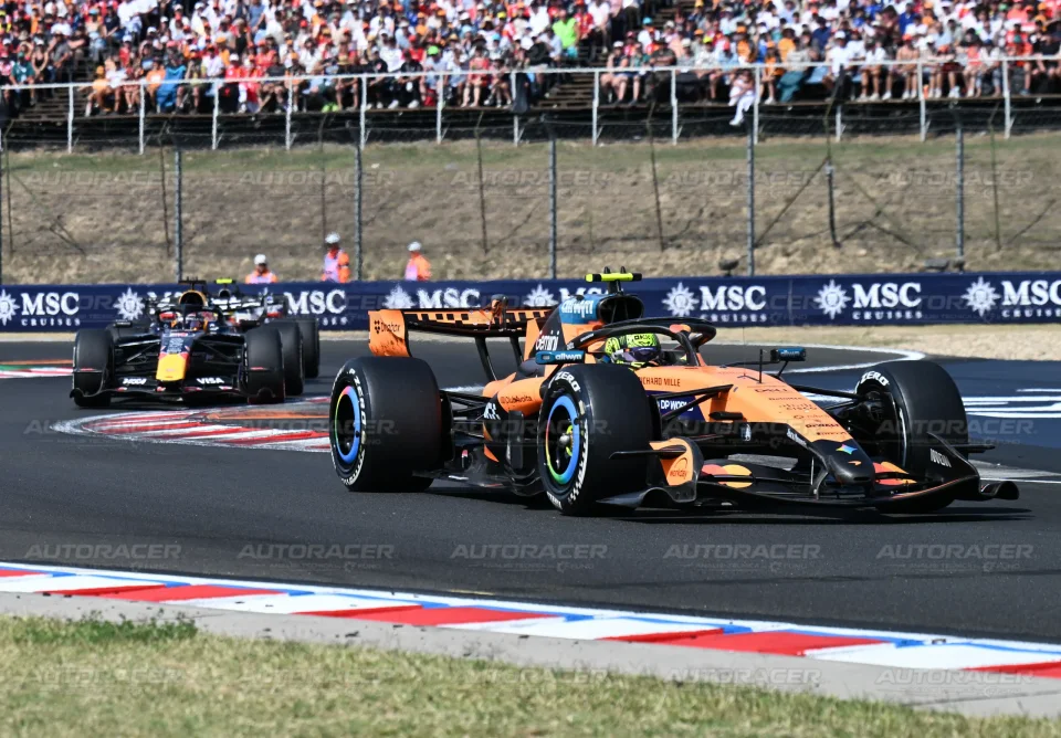 La McLaren MCL40 durante la stagione 2026 di Formula 1