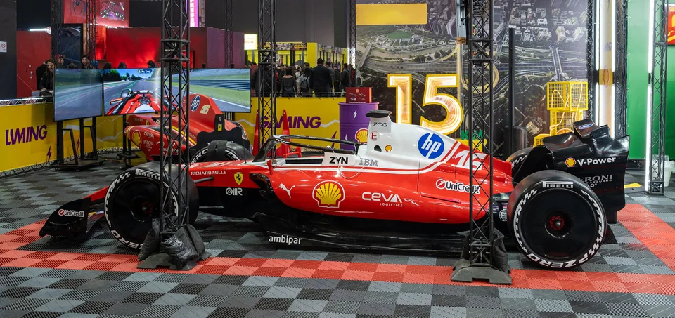 Ferrari SF-26 nell area box durante la stagione 2026