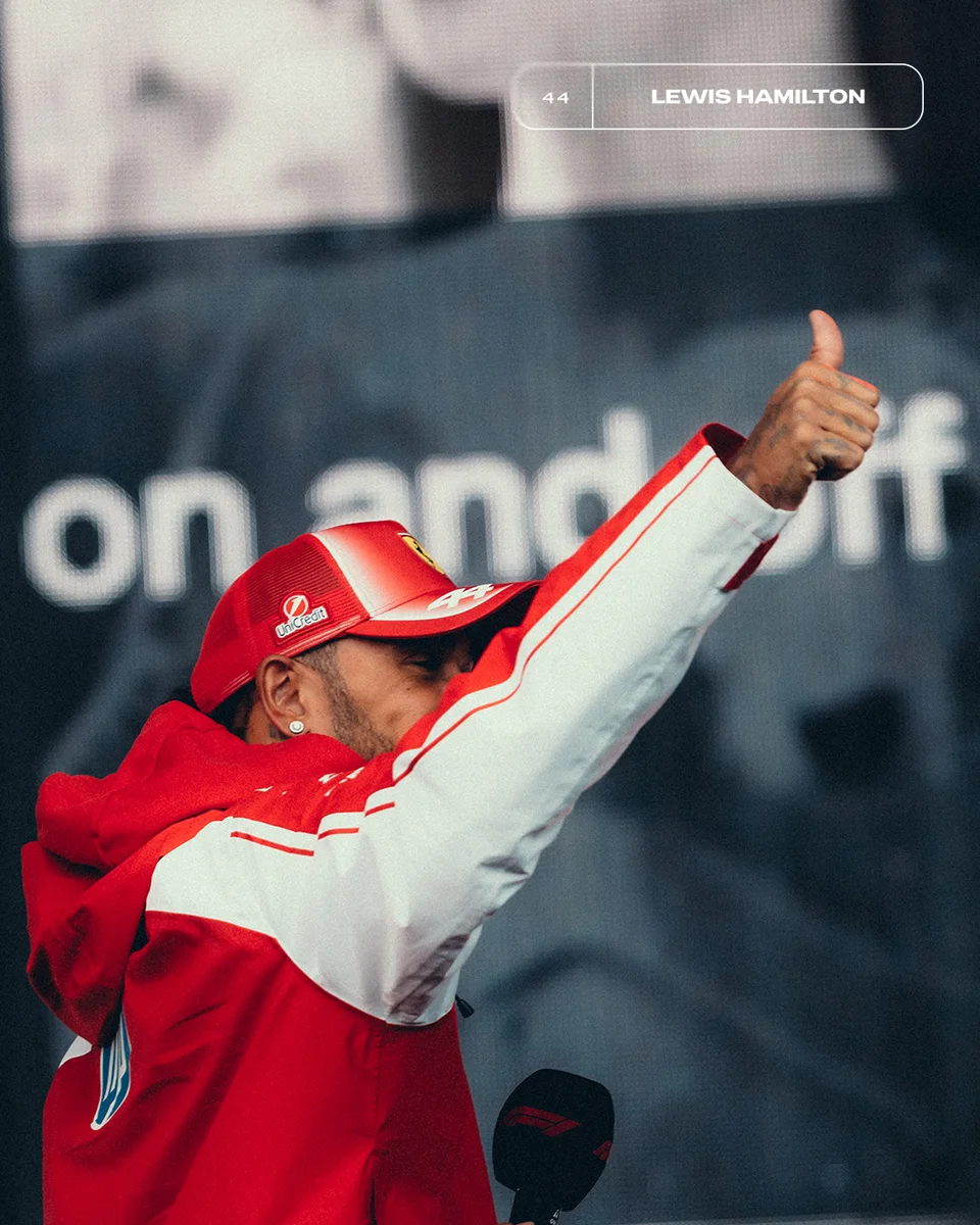 Lewis Hamilton saluta nel paddock di Zandvoort con i colori Ferrari il 22 agosto 2026