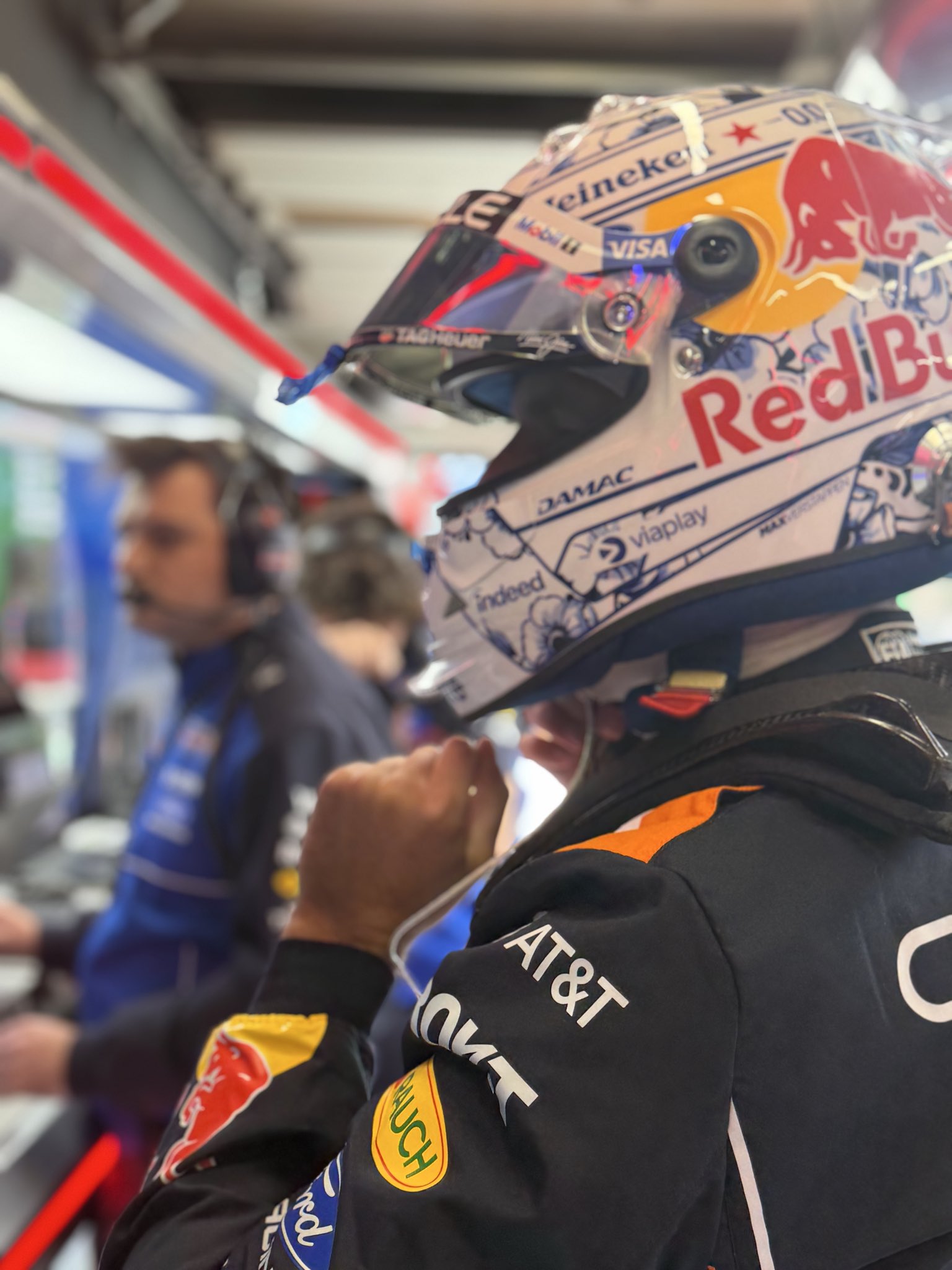 Liam Lawson nel garage Red Bull durante il Gran Premio d'Olanda 2026 a Zandvoort