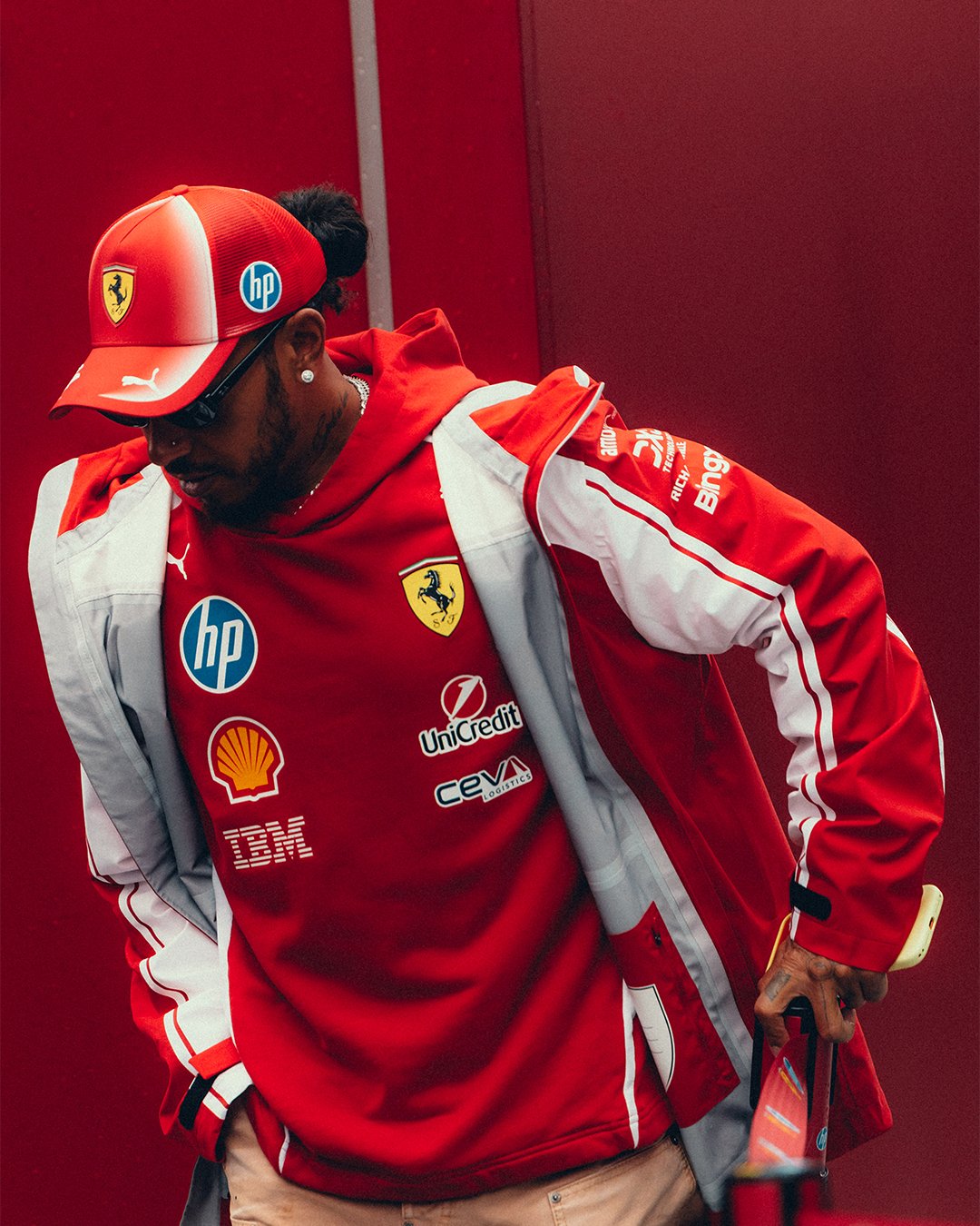 Lewis Hamilton nel paddock di Zandvoort con la tuta Ferrari, 21 agosto 2026.