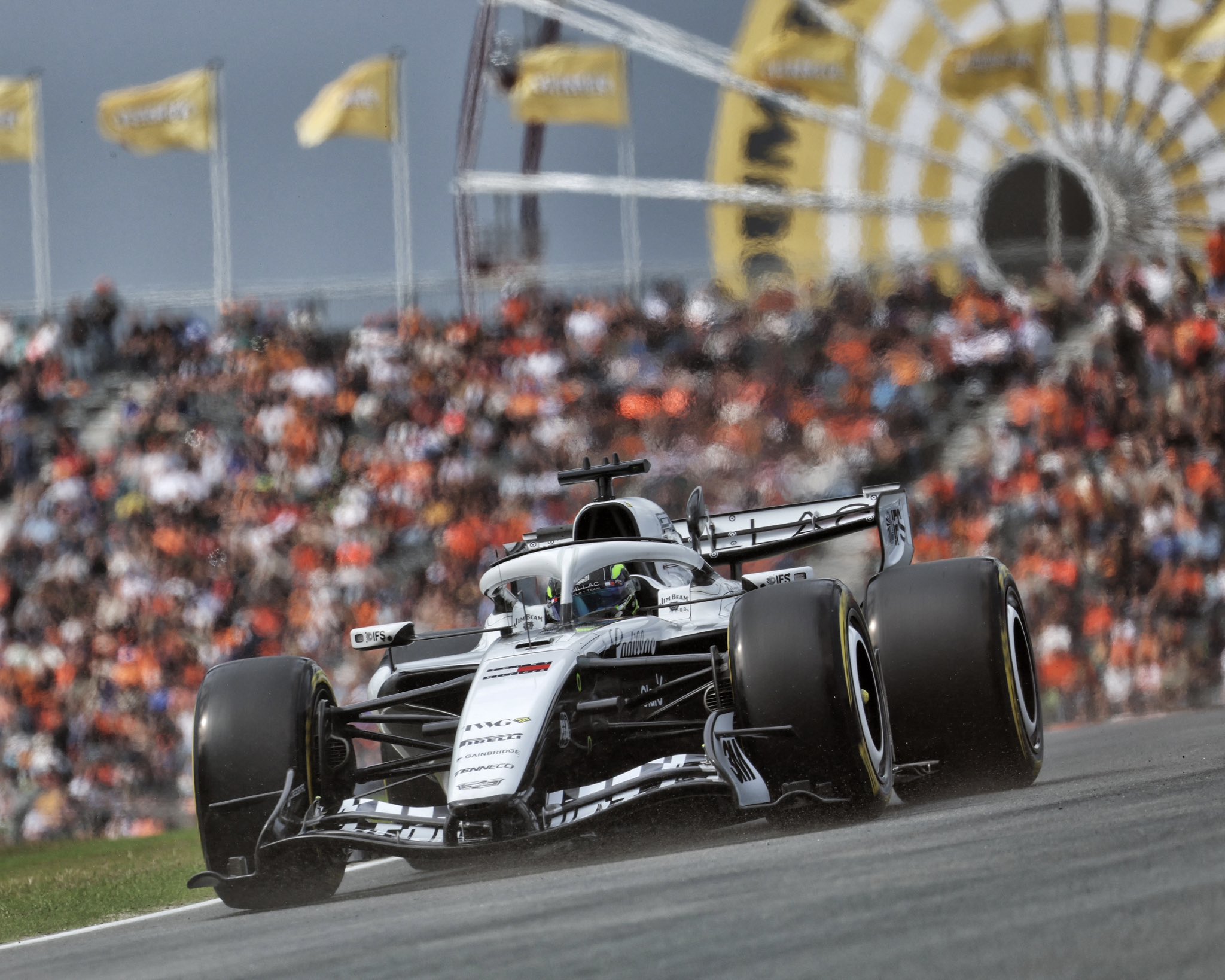La Cadillac di Sergio Perez in pista a Zandvoort durante il Gran Premio d'Olanda 2026.