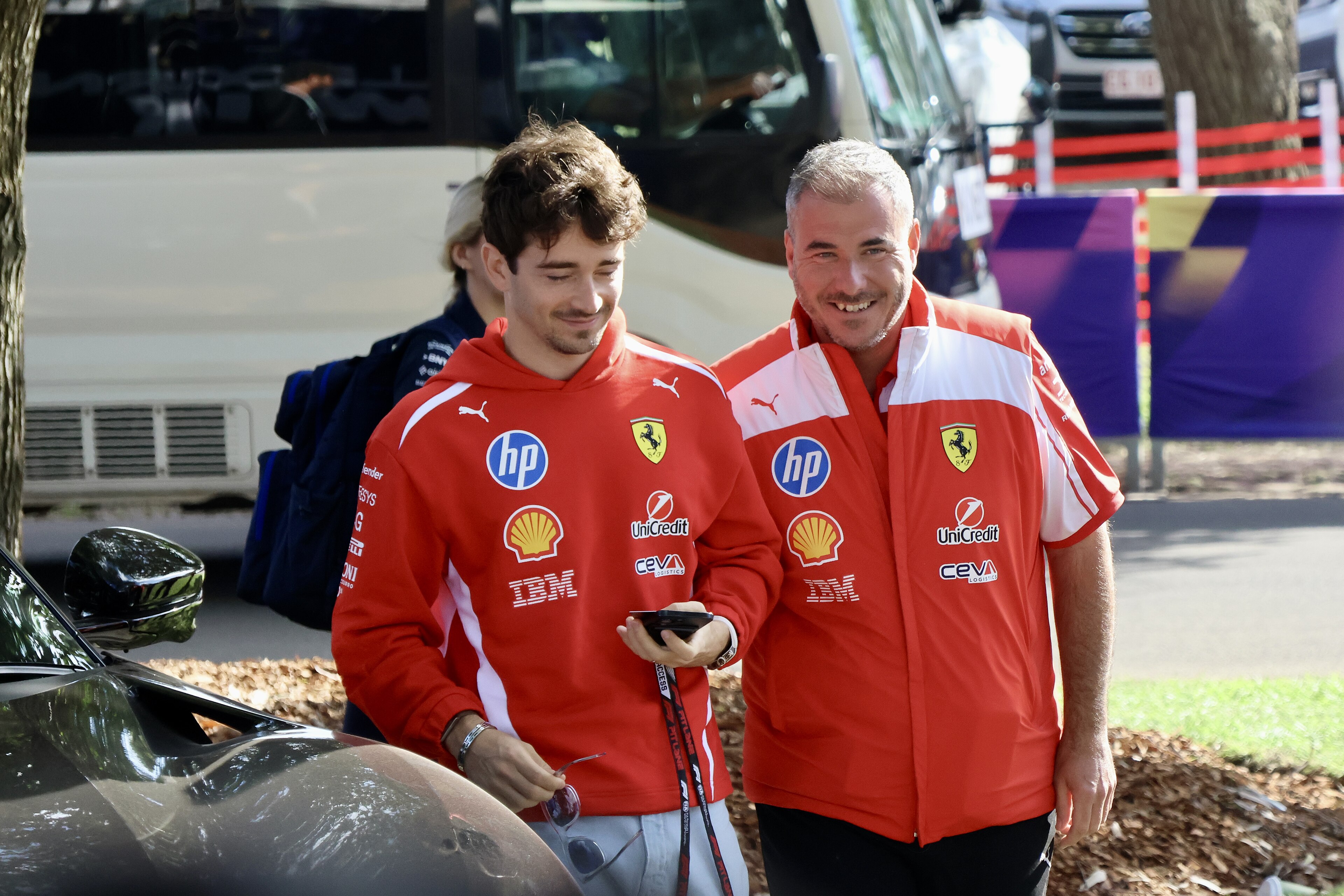 Charles Leclerc nel paddock con la divisa Ferrari durante il Gran Premio d'Australia 2026