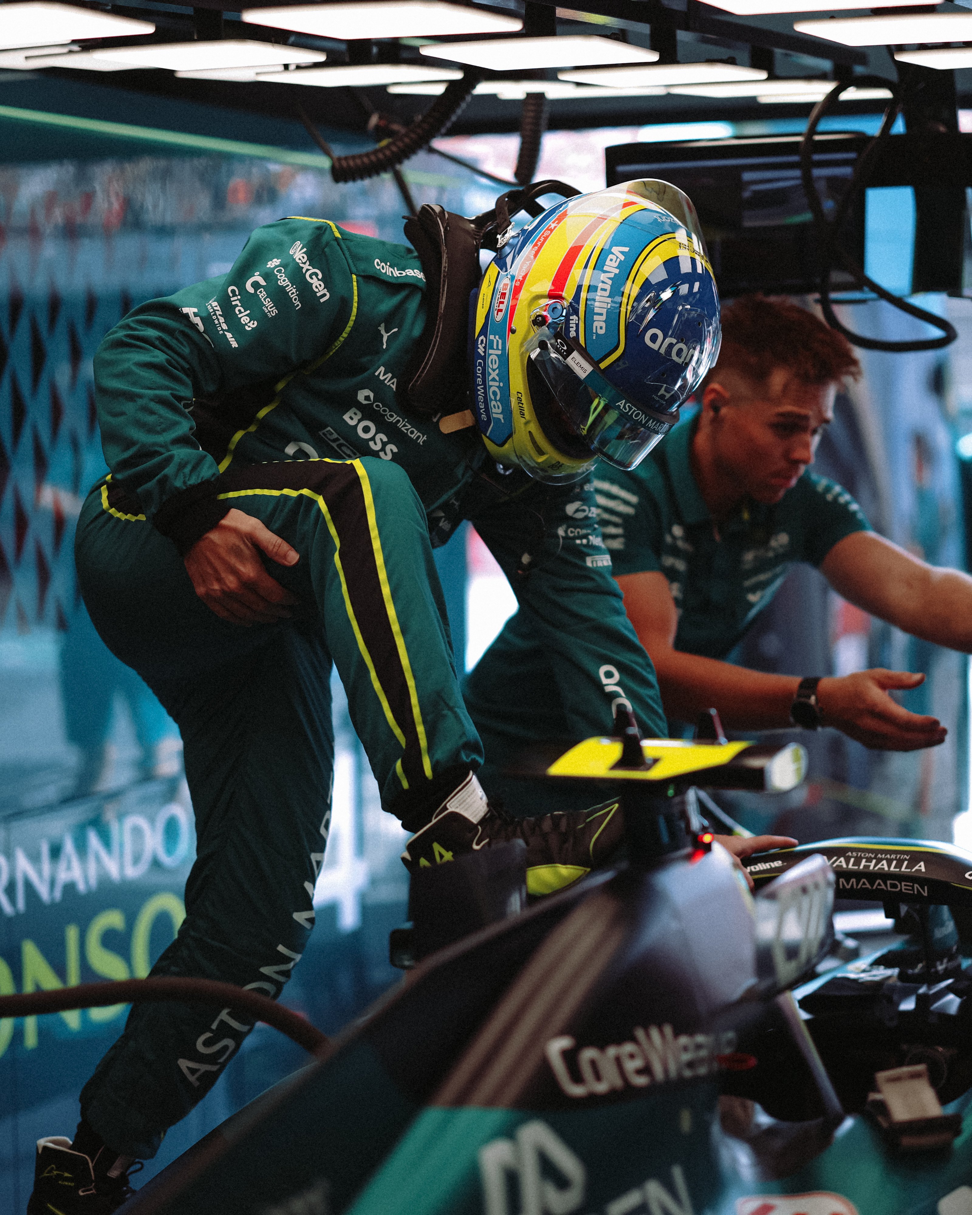 Fernando Alonso sale sulla Aston Martin AMR26 nel box di Zandvoort durante il Gran Premio d'Olanda 2026