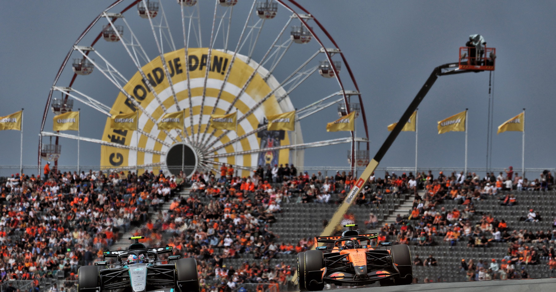 Kimi Antonelli con la Mercedes davanti alla McLaren di Lando Norris durante le FP1 del Gran Premio d'Olanda 2026