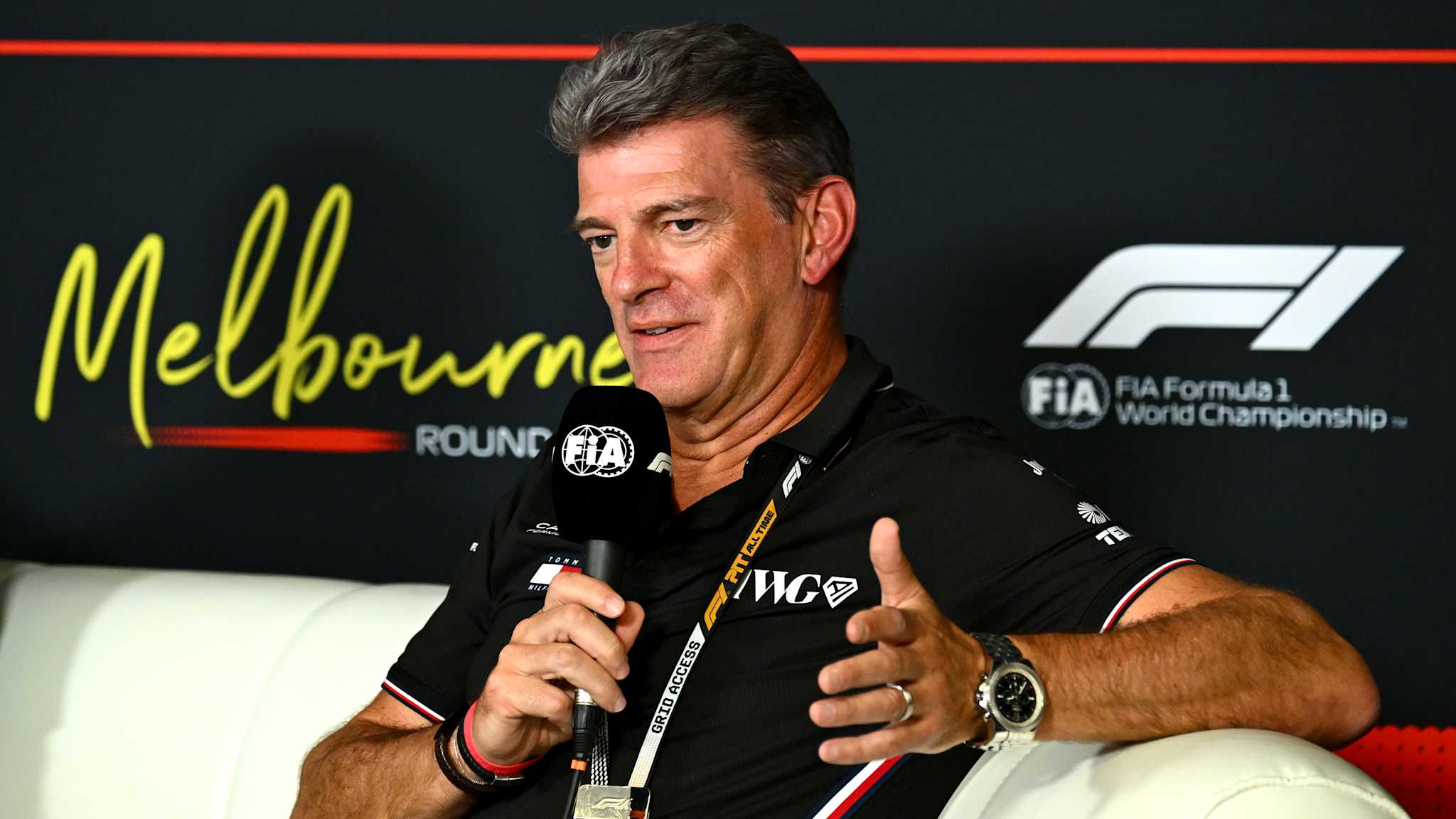 Graeme Lowdon parla durante il Gran Premio d'Australia 2026