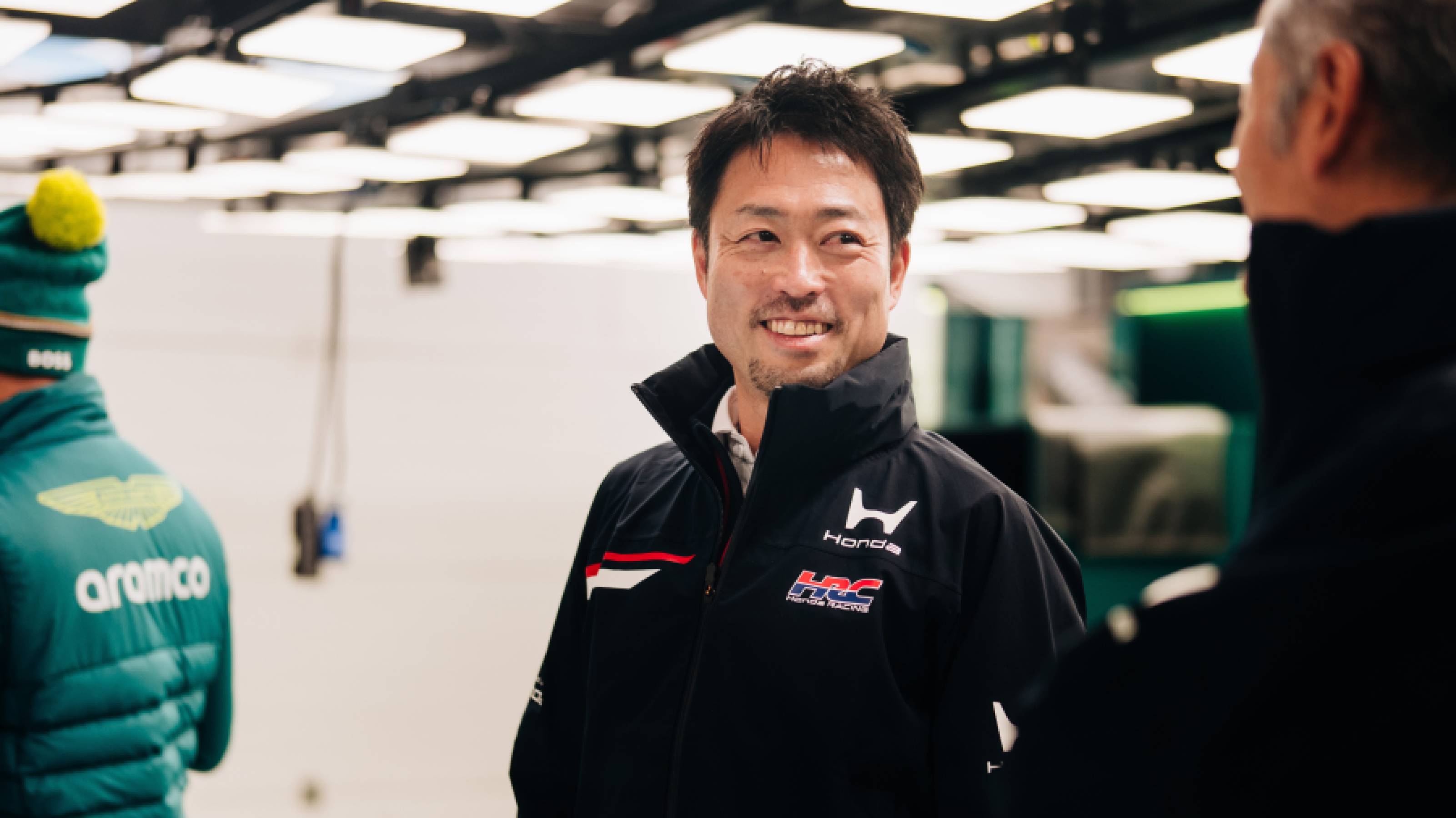 Shintaro Orihara nel garage Honda Racing durante la presentazione del progetto Formula 1 2026