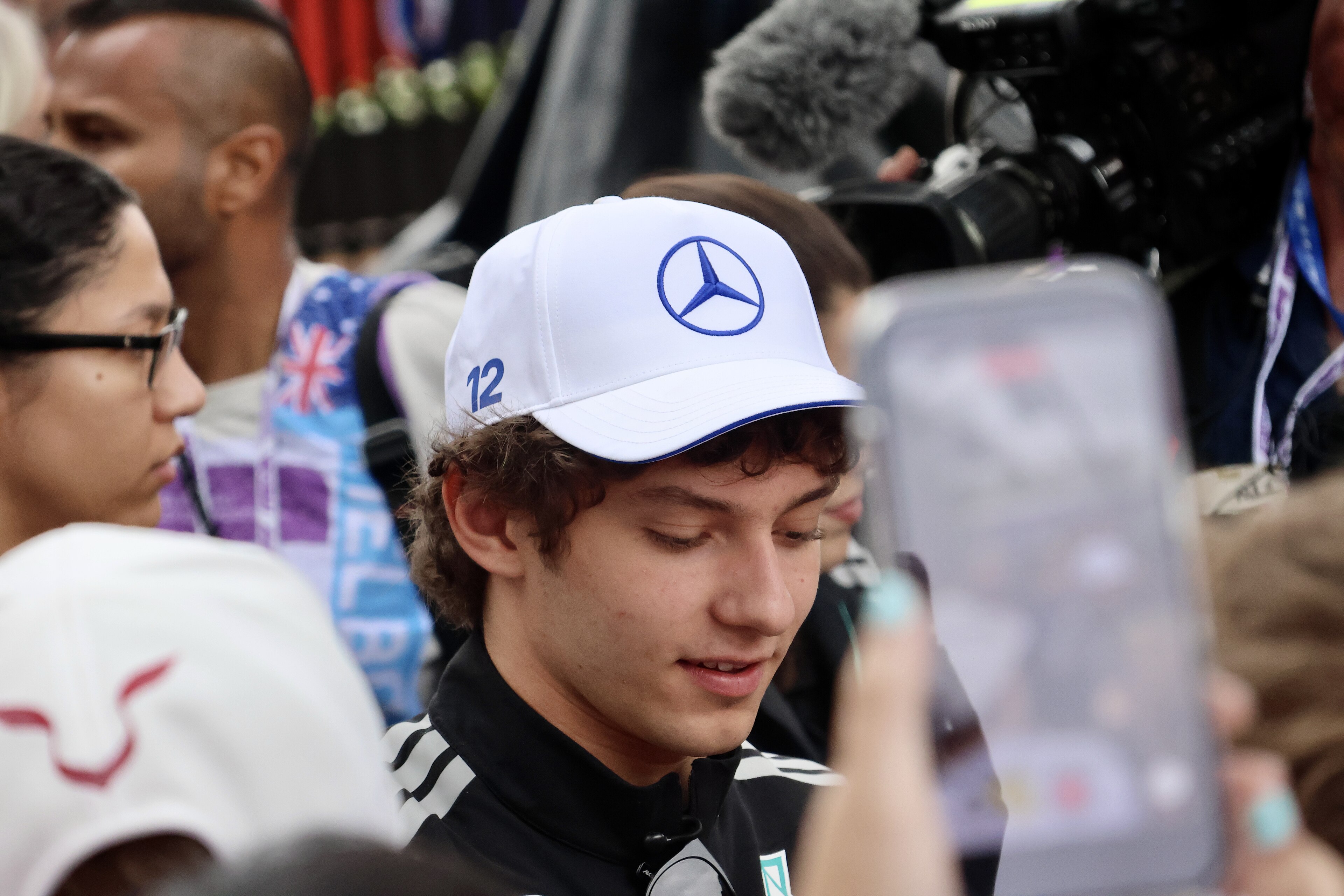 Kimi Antonelli nel paddock durante il Gran Premio d'Australia 2026
